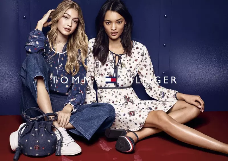 Gigi Hadid dėvi margintą palaidinę, džinsą ir krepšį iš Tommy Hilfiger rudens kolekcijos