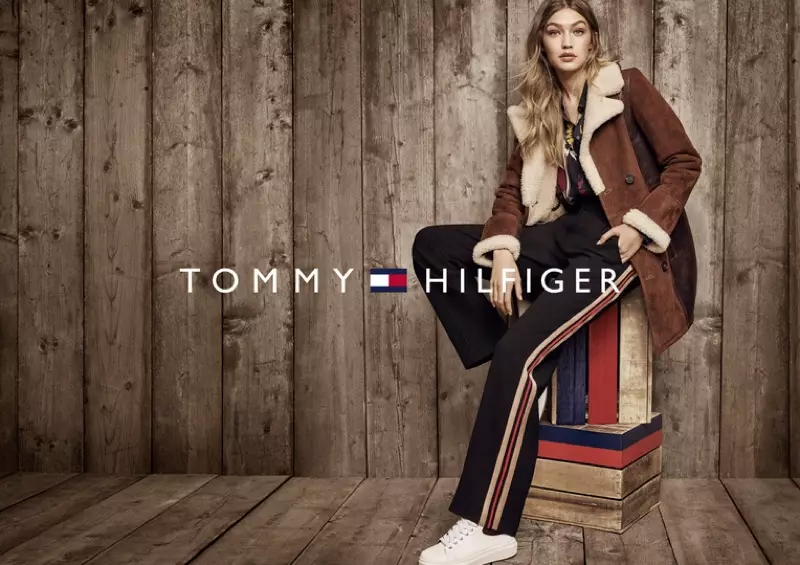 Gigi Hadid khaubncaws sab nraud povtseg ntawm lub tsho xim av, striped ris thiab khau ntaub los ntawm Tommy Hilfiger