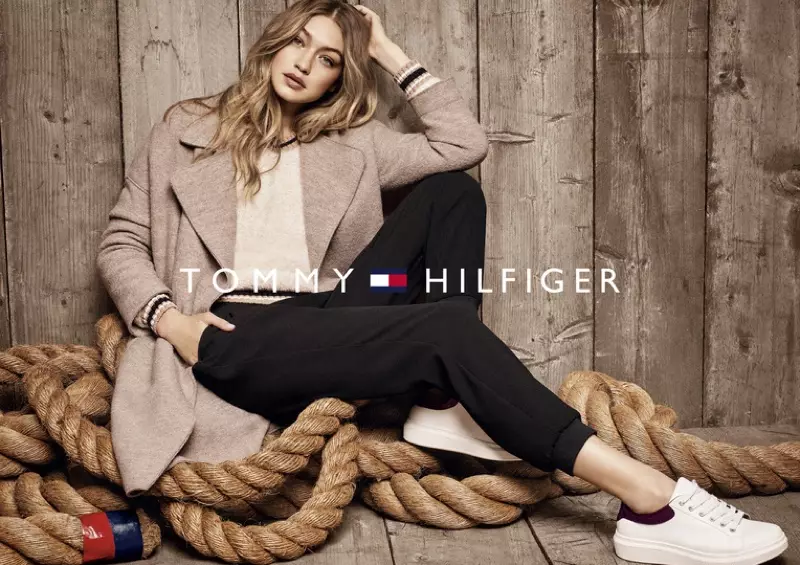 Gigi Hadid pose avec des cordes nautiques dans la campagne d'automne de Tommy Hilfiger