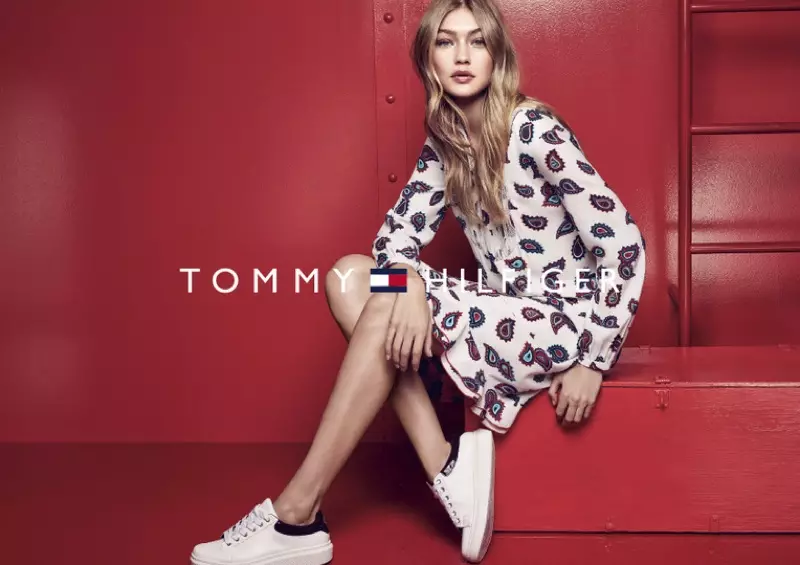 Gigi Hadid má na sobě šaty s paisley potiskem od Tommyho Hilfigera