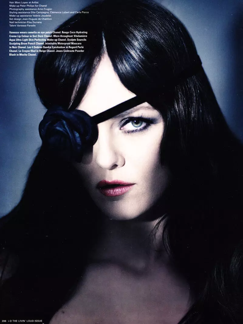 Vanessa Paradis yn Chanel ar gyfer i-D Cyn y Gwanwyn 2011 gan Paolo Roversi