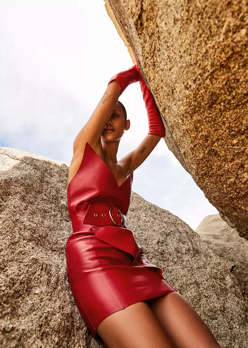 Dalianah Arekion modelleert volledig rode mode voor Marie Claire Mexico