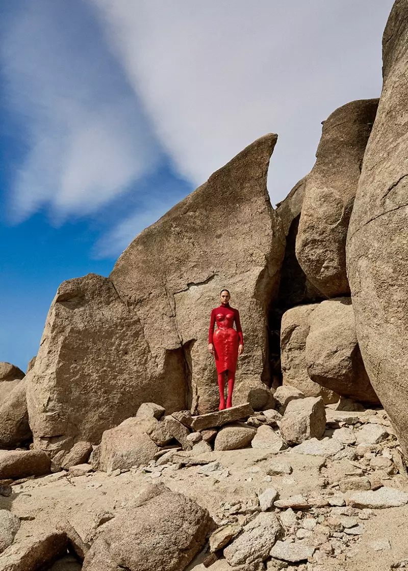 Dalianah Arekion modelleer All-Red Fashions vir Marie Claire Mexico