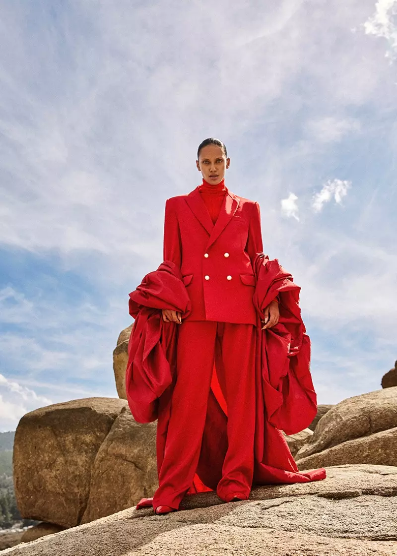 Dalianah Arekion modellerer All-Red Fashions for Marie Claire Mexico