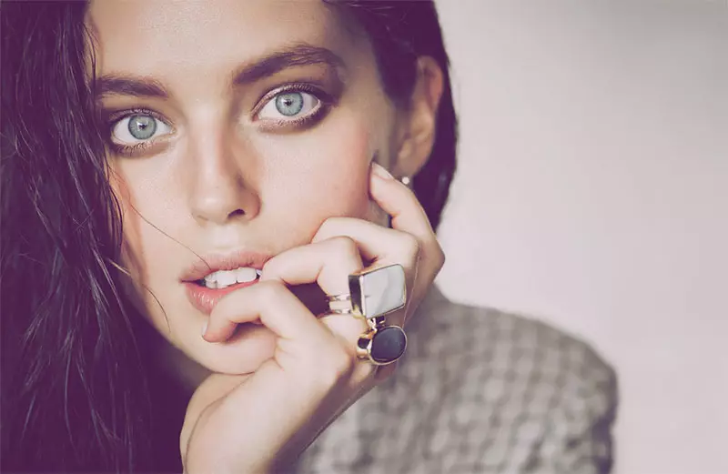 Emily DiDonato Yegereye Ubwanditsi bwa Allure Uburusiya