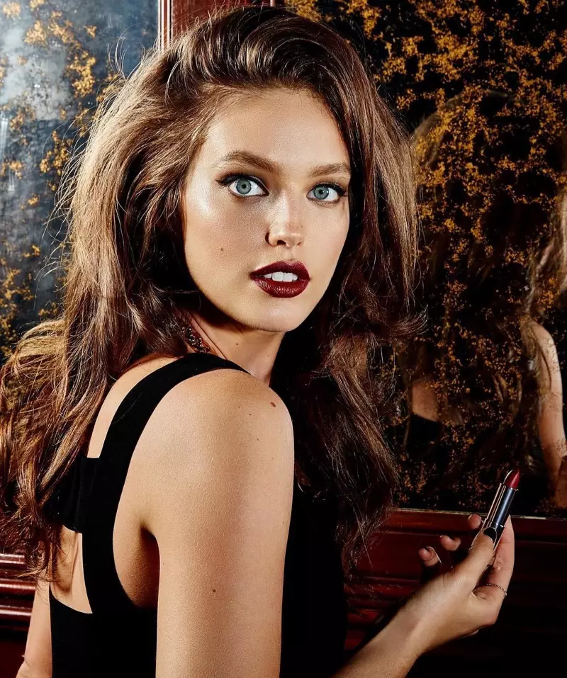 Emily DiDonato သည် Maybelline မိတ်ကပ်လှုံ့ဆော်မှုတွင် ပါဝင်သရုပ်ဆောင်ထားသည်။