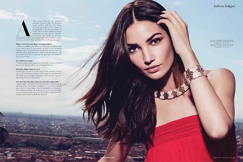 Lily Aldridge skiller seg ut i rødt og poserer med Bulgari Parentesi High Jewellery Necklace og Parentesi-armbånd