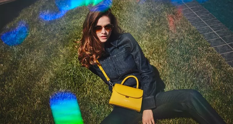 Lancaster mette in evidenza la mini borsa gialla con manico nella campagna autunno-inverno 2021.