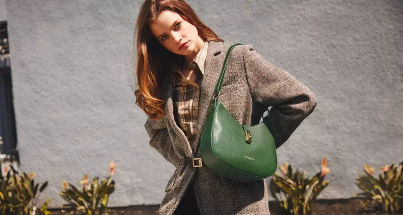 In posa con una borsa a tracolla verde pino, Barbara Palvin è la protagonista della campagna autunno-inverno 2021 di Lancaster.