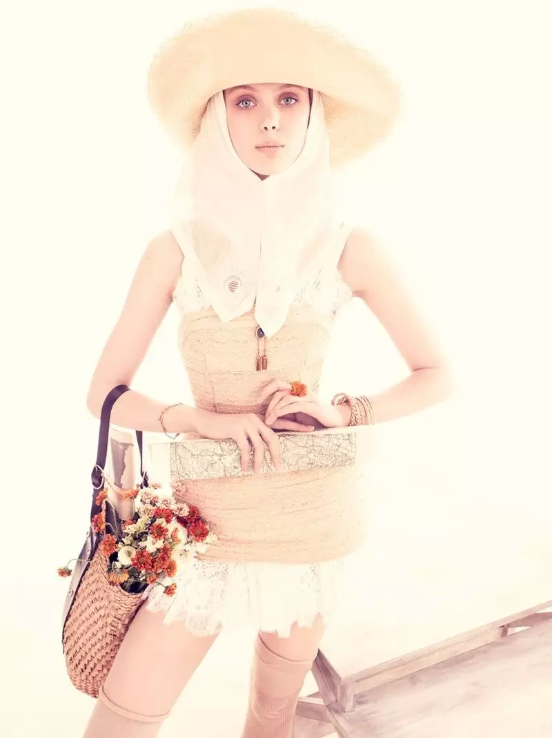 Frida Gustavsson de Andreas Sjodin pentru Vogue Nippon iunie 2010 | Flori de dimineață