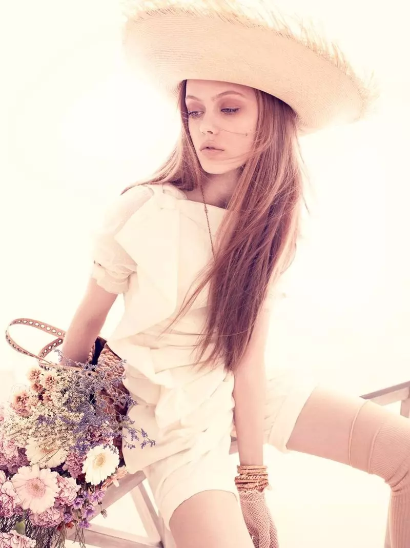 Frida Gustavsson דורך Andreas Sjodin פֿאַר וואָוג ניפּפּאָן יוני 2010 | מאָרגן פלאָווערס