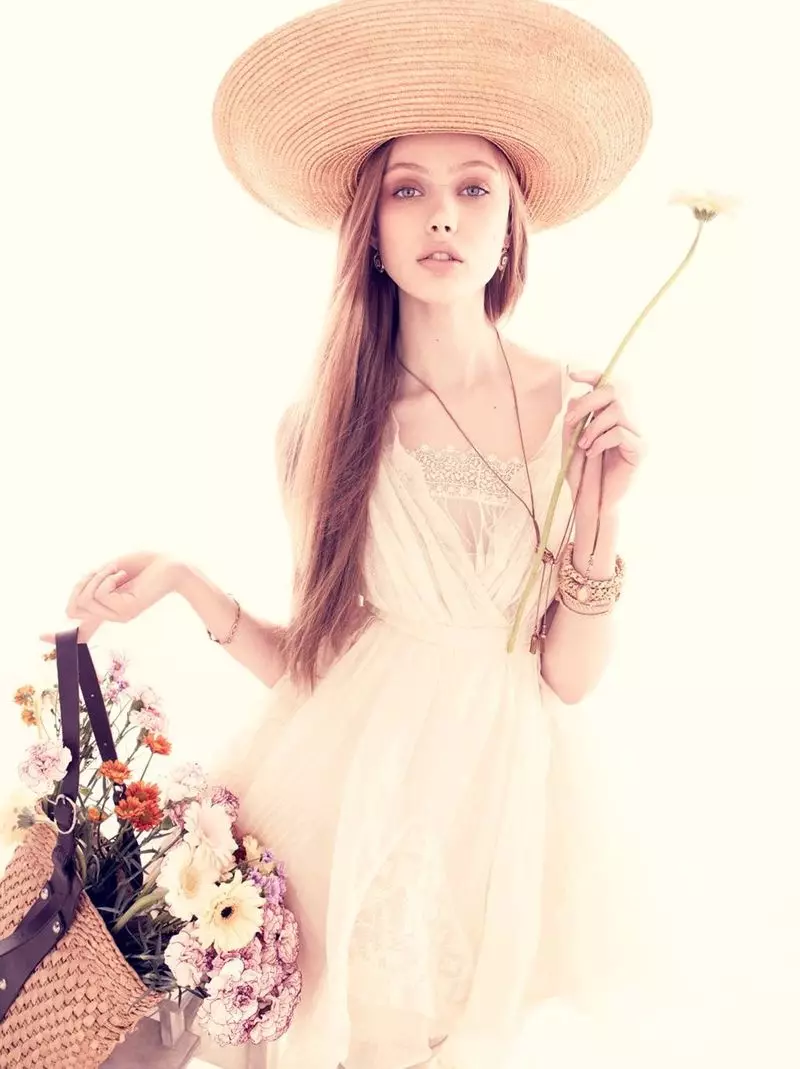 Frida Gustavsson par Andreas Sjodin pour Vogue Nippon juin 2010 | Fleurs du matin