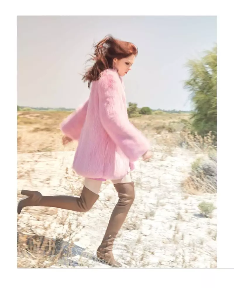 Coco Rocha poserer i pink Gucci pelsjakke med Sergio Rossi over-knee støvler