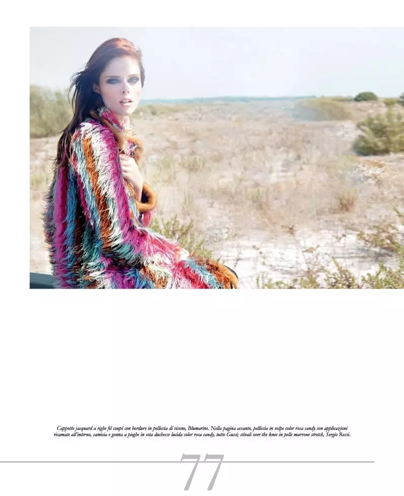 Abbracciando colori audaci, Coco Rocha indossa la giacca Blumarine