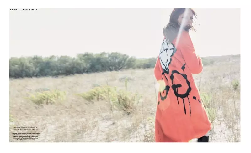 Model Coco Rocha bærer Gucci-pelsfrakke med GG-udsmykning