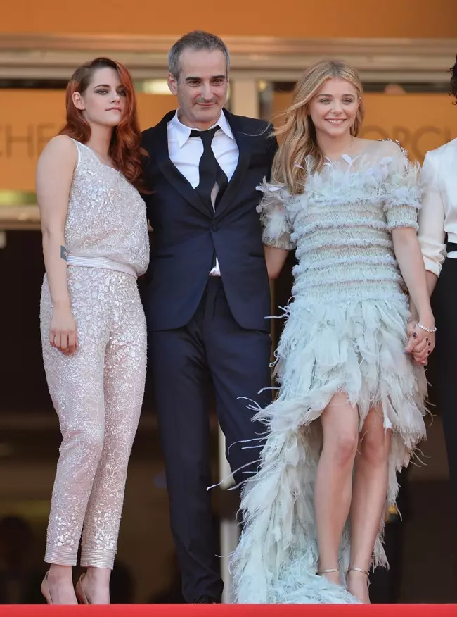 Kristen Stewart සහ Chloe Grace Moretz යන දෙදෙනාම Chanel Haute Couture පැළඳ සිටියහ