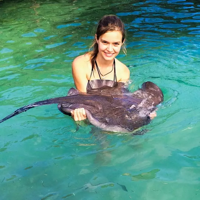 Josephine Skriver dengan ikan pari