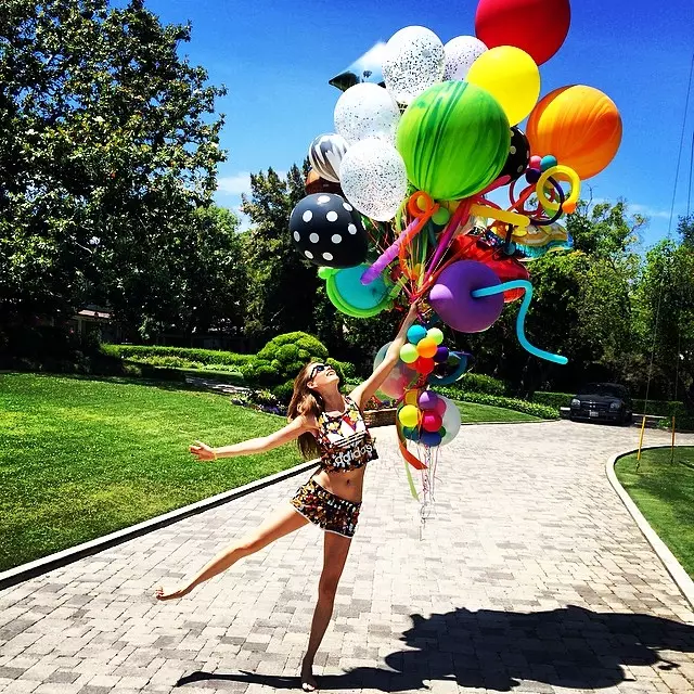 Behati Prinsloo yana da ɗan daɗi tare da balloons