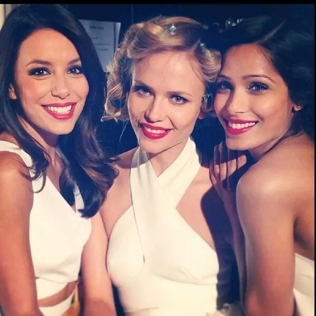 L'Oreal ntsib Eva Longoria thiab Freida Pinto nrog tus qauv Natasha Poly