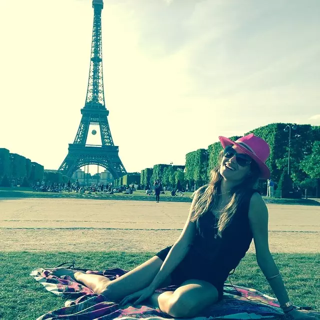 Isabeli Fontana fotografada preto da Torre Eiffel