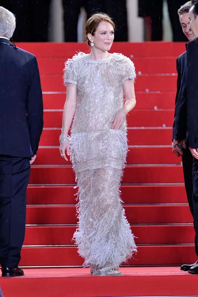 Si Julianne Moore nakadayeg sa Chanel Haute Couture