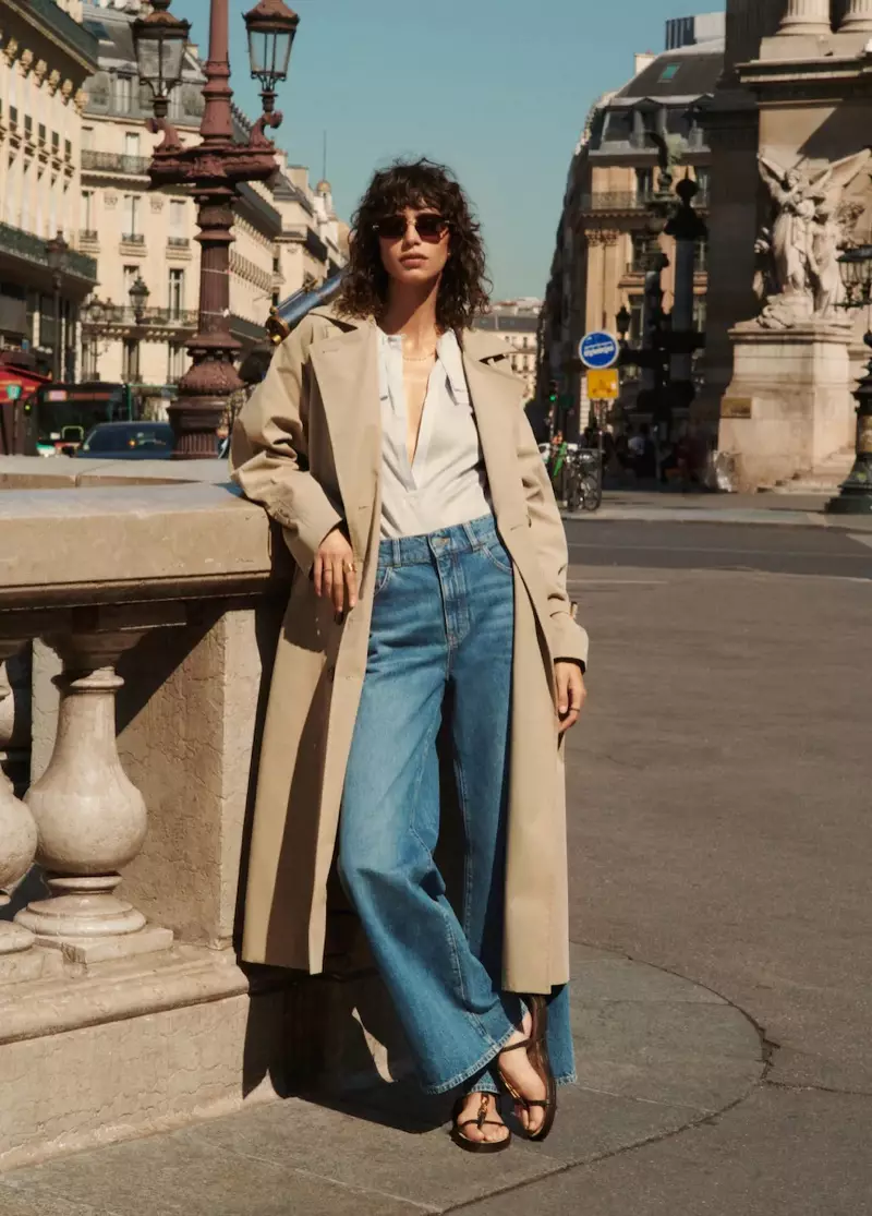 Mengenakan trench coat dan jeans, Mica Arganaraz tampil kasual dengan gaya Massimo Dutti.