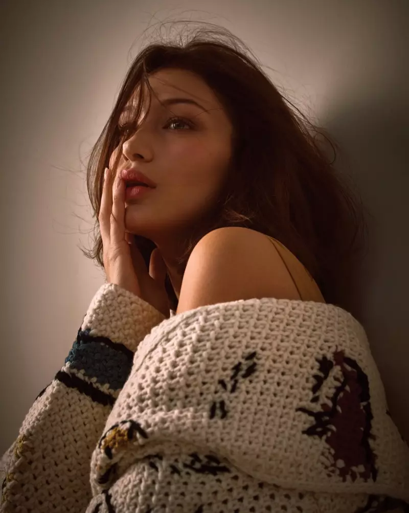 Bella Hadid modelează Dior Fashion & Beauty pentru Vogue Korea