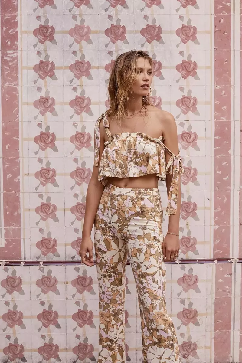 Hana Jirickova For Love & Lemons’dan “Renata” ko‘ylagi va baland belli shimlarda suratga tushmoqda