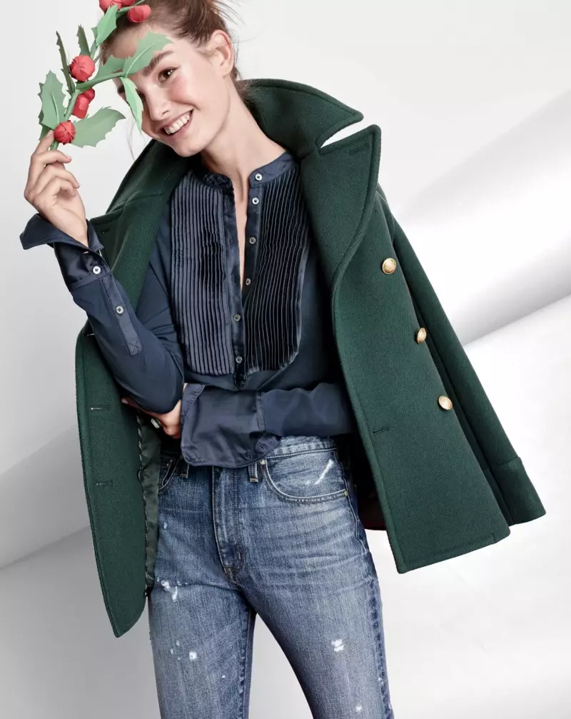 J. Crew Majesty Peacoat in Dark Forest, smokinga iedvesmots T-krekls ar garām piedurknēm un Point Sur Stevie X-Rocker Jean