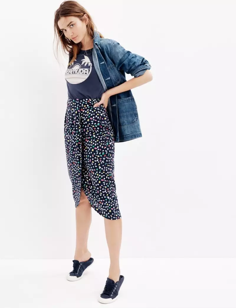 J. Crew Point Sur Workwear Denim Jacket၊ Bermuda Garment-Dyed T-Shirt၊ Ratti Happy Cat Print ရှိ Tulip စကတ်နှင့် Tretorn Canvas T56 Sneakers