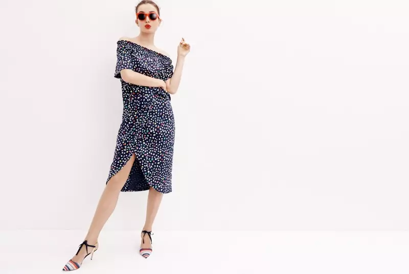 Schulterfreies Oberteil von J. Crew mit Ratti Happy Cat-Aufdruck, Tulpenrock, Sam-Sonnenbrille und Elsie-Pumps mit geometrischen Knöchelbändern