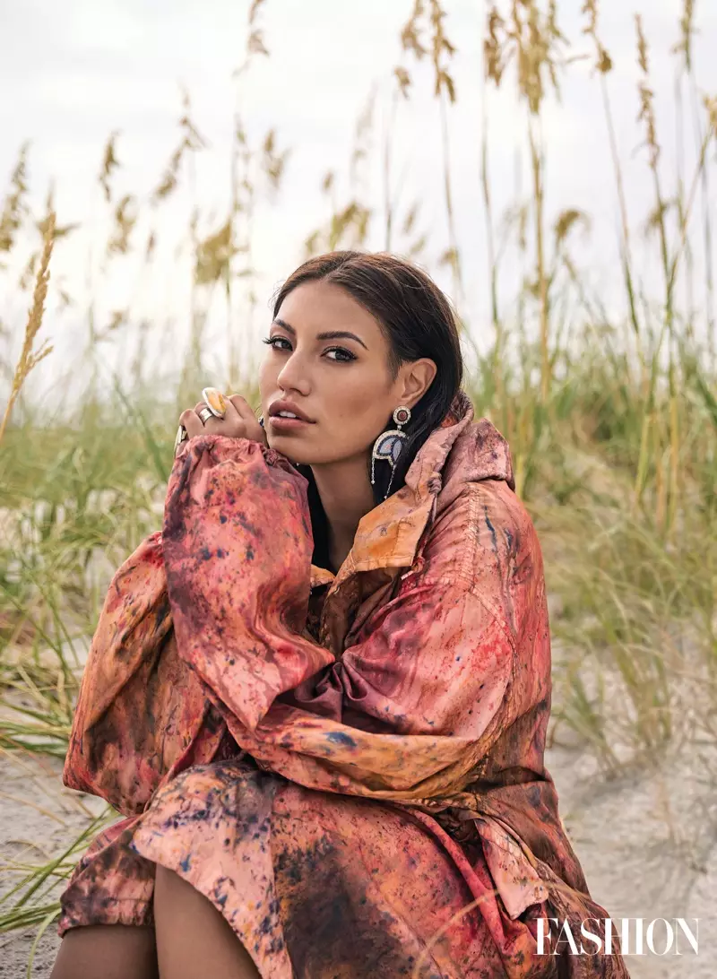 A actriz e influencer Ashley Callingbull posa cunha chaqueta e aneis de 4Kinship.