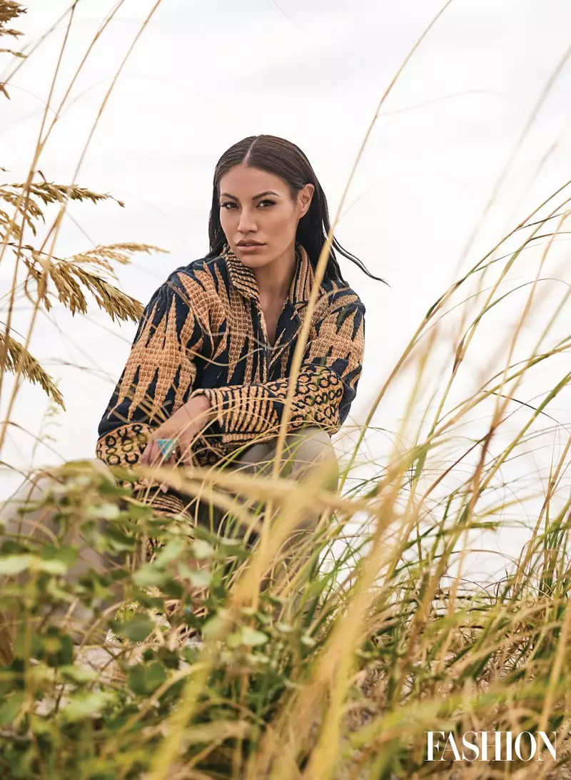 Jilaaga iyo jilaayada Ashley Callingbull waxay xidhataa jaakad 4Kinship ah iyo dahabka oo leh Evan Ducharme dushiisa iyo surwaal. Sawirka: Gabor Jurina / FASHION