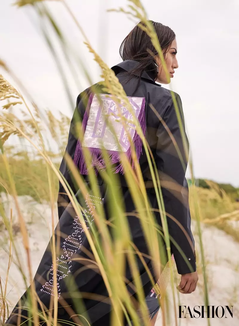 Ashley Callingbull posearret yn Mobilize jas, Jambe Okuma jurk, en Warren Steven Scott earrings. Foto: Gabor Jurina / FASHION