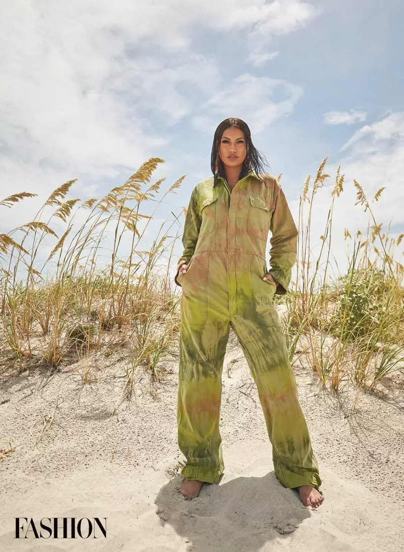 Ashley Callingbull indossa una tuta verde 4Kinship con orecchini Warren Steven Scott. Foto: Gabor Jurina / MODA