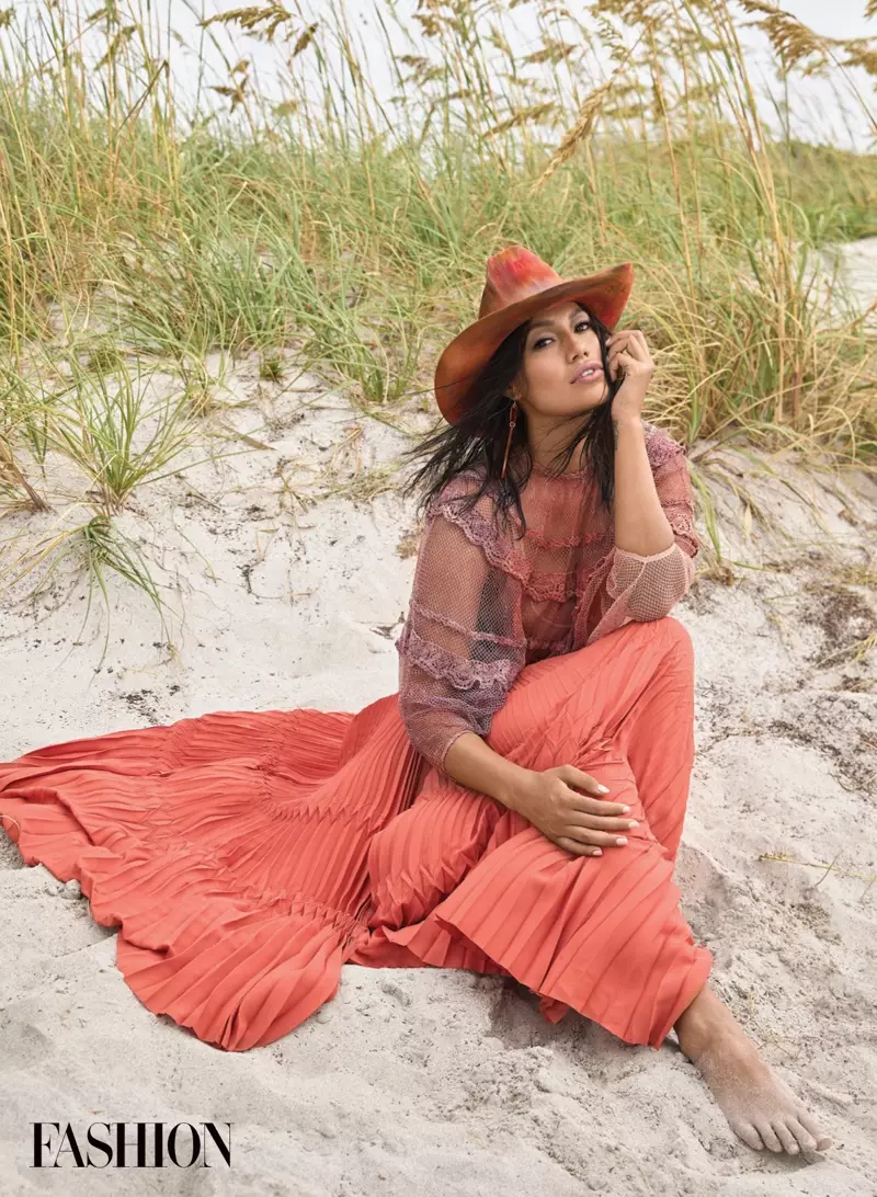 Nampak cantik dalam warna merah jambu, Ashley Callingbull memakai atasan dan topi 4Kinship dengan skirt Lesley Hampton. Foto: Gabor Jurina / FESYEN