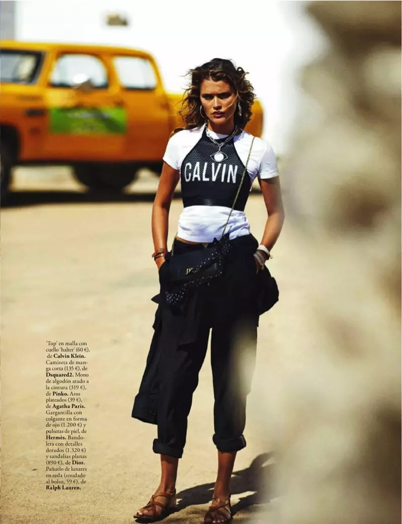 Chloe Lecareux draacht Calvin Klein top mei halterhals mei DSquared2-shirt