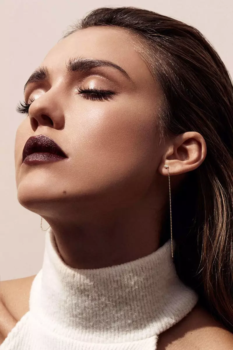 Nagsusuot si Jessica Alba ng dark plum lipstick shade sa feature