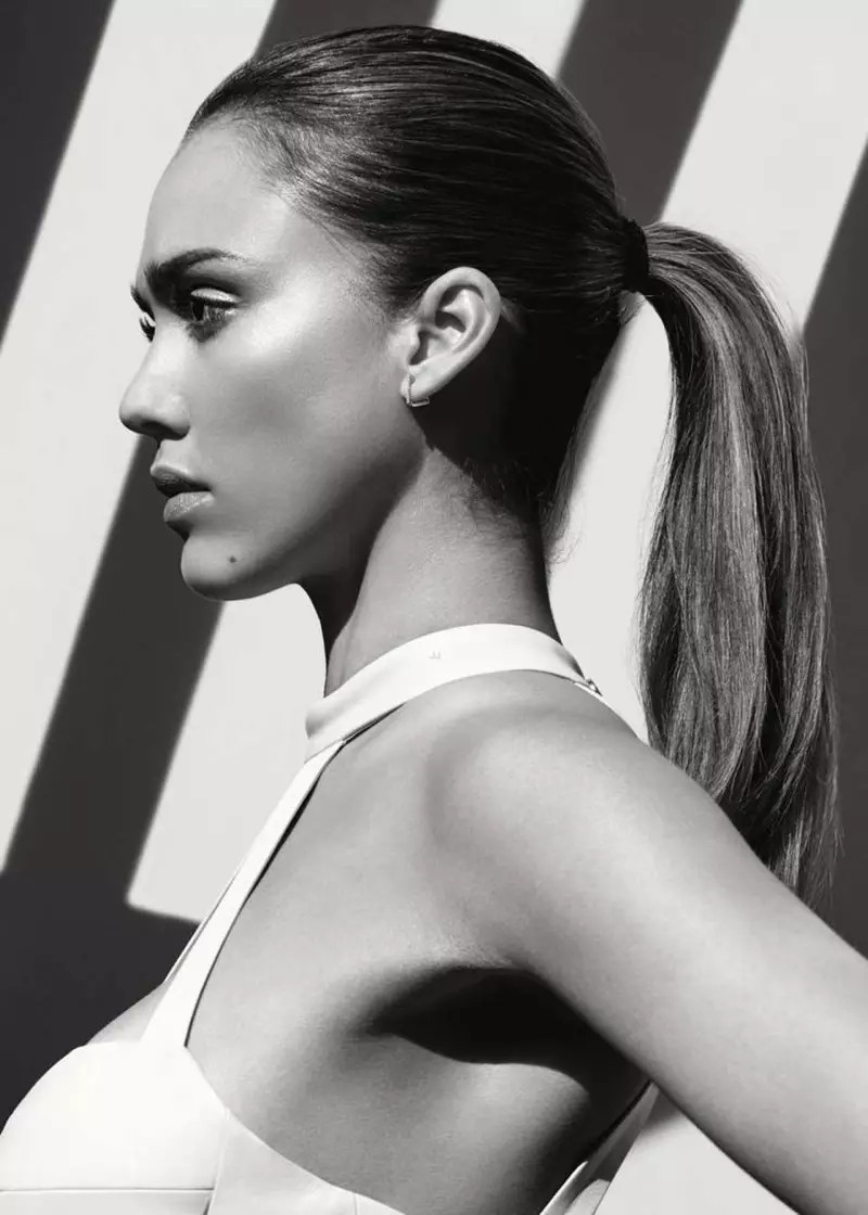 Aktris Jessica Alba montre yon kwafur ponytail dous