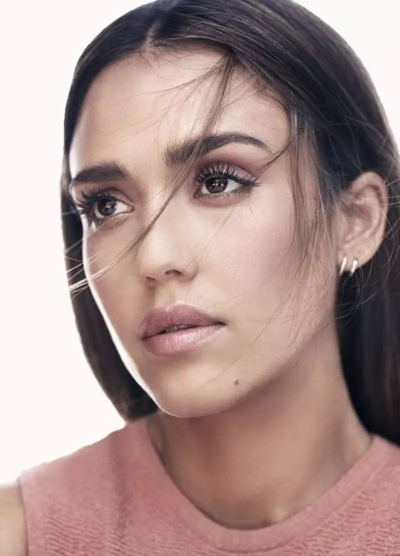 Si Jessica Alba ay nagsusuot ng natural na hitsura ng makeup look