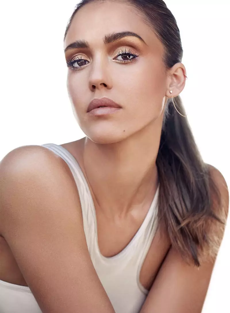 Jessica Alba nosí časopis Honest Beauty Looks for Shape