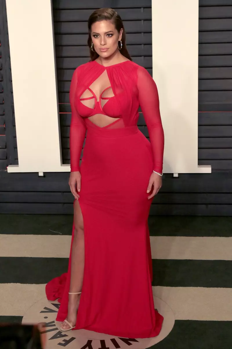 FEBRUARI 2016: Ashley Graham anahudhuria sherehe ya Vanity Fair Oscar Party ya 2016 akiwa amevalia mavazi mekundu ya Bao Tranchi yenye maelezo ya kukata. Picha: Helga Esteb / Shutterstock.com