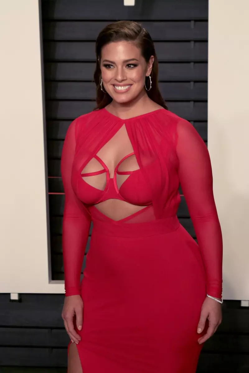 FEBRUARY 2016: Ashley Graham wuxuu ka soo qayb galay 2016 Vanity Fair Oscar Party isagoo xidhan dharka cas ee Bao Tranchi. Sawirka: Helga Eseb / Shutterstock.com