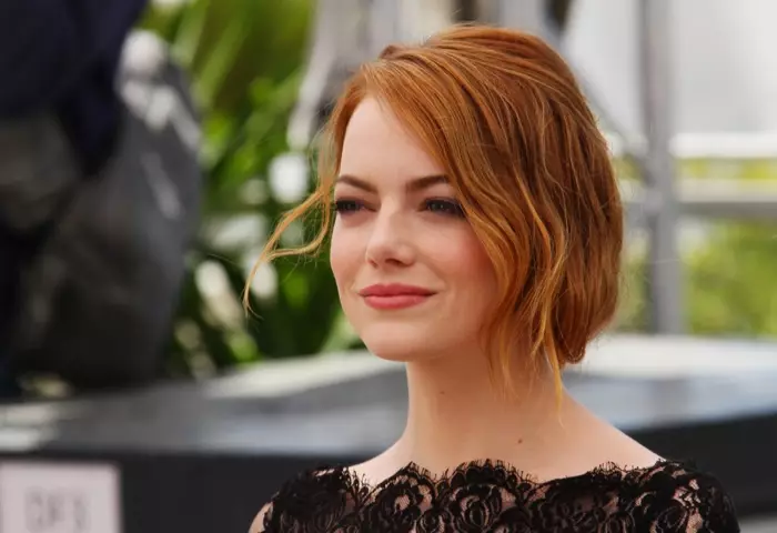 Emma Stone bærer en fed rød læbefarve. Foto: Denis Makarenko / Shutterstock.com