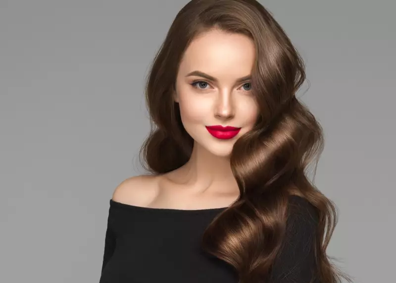 Brunette Woman Glamourous Healthy Hair Red لپ اسٹک