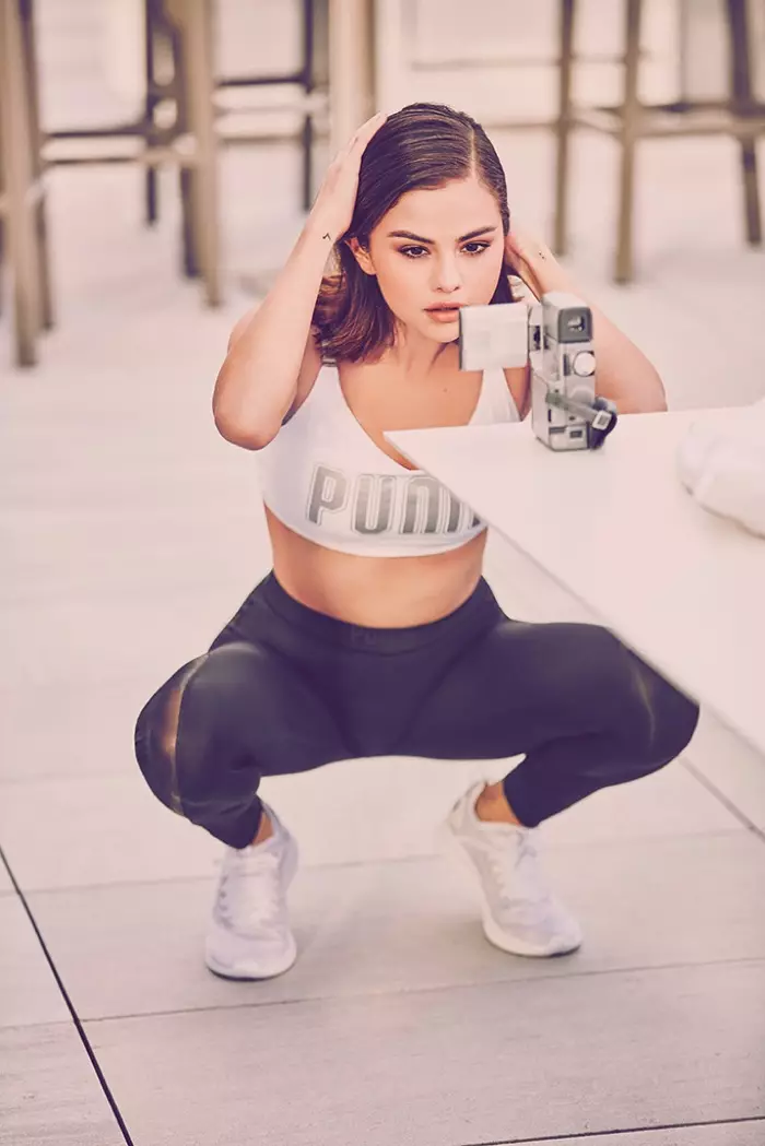 Pozând în fața unei camere, Selena Gomez este în fața campaniei pentru pantofi sport PUMA Ignite Flash