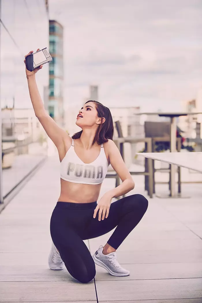 Sangerinden Selena Gomez tager et billede til PUMA Ignite Flash sneaker-kampagne