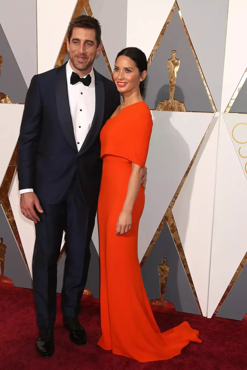 ŞUBAT 2016: Olivia Munn, erkek arkadaşı Aaron Rodgers ile 2016 Oscar'larına katılıyor. Fotoğraf: Helga Esteb / Shutterstock.com