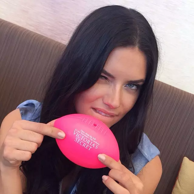 Adriana Lima pose avec un ballon de football rose à l'événement VS