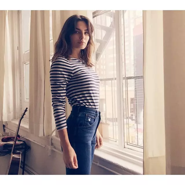 Alyssa Miller ndi wotsogola mu mikwingwirima ndi denim